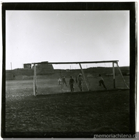 Niños jugando en una cancha de fútbol