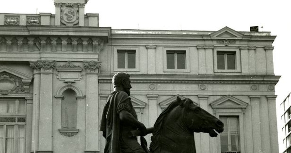 Escultura ecuestre de Pedro de Valdivia, instalada en la Plaza de Armas de Santiago, frente a la Municipalidad de Santiago