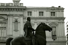 Escultura ecuestre de Pedro de Valdivia, instalada en la Plaza de Armas de Santiago, frente a la Municipalidad de Santiago