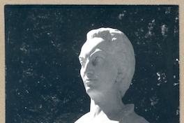 Busto de Gabriela Mistral en piedra