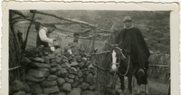 Hombre a caballo y dos personas de excursión en Lagunillas, hacia 1947