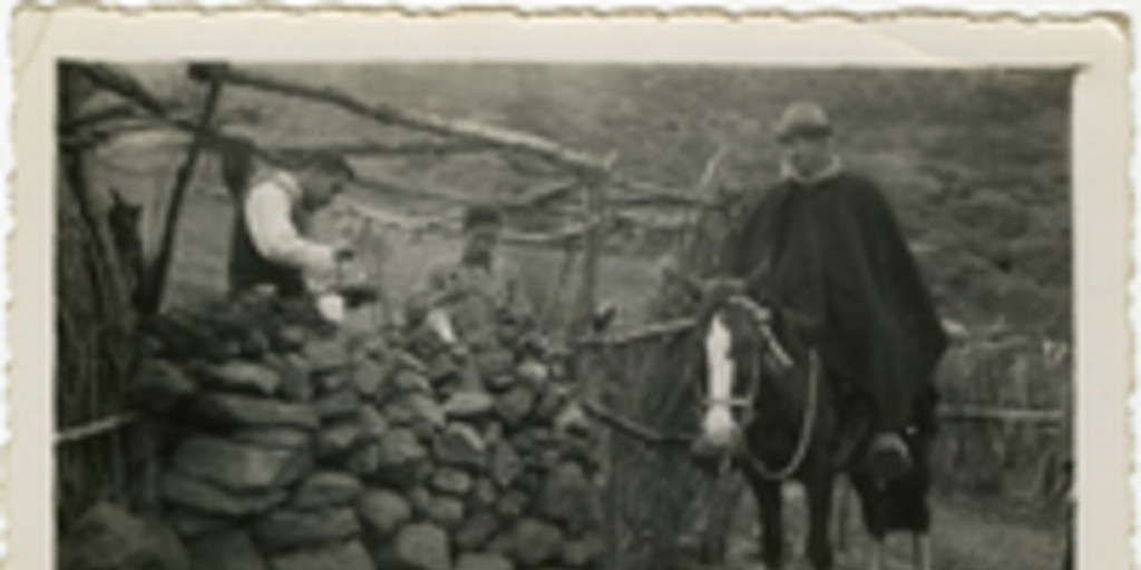 Hombre a caballo y dos personas de excursión en Lagunillas, hacia 1947