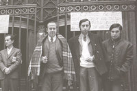 Detalle de Trabajores bancarios en la puerta de banco tomado, 1 de mayo de 1971. Armindo Cardoso