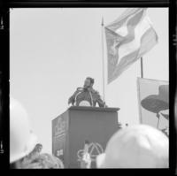 [Líder cubano habla desde un podium] : Fidel Castro Ruiz en Huachipato