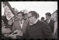 [Allende junto a su comitiva saluda al público que lo ovaciona] : Nave Sierra Maestra en Talcahuano