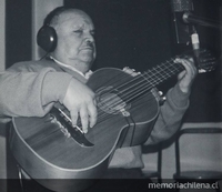 Santos Rubio tocando su guitarrón