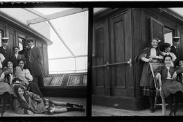 Grupo de jóvenes y niña en una silla en viaje a Europa. 1907