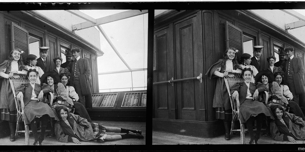 Grupo de jóvenes y niña en una silla en viaje a Europa. 1907