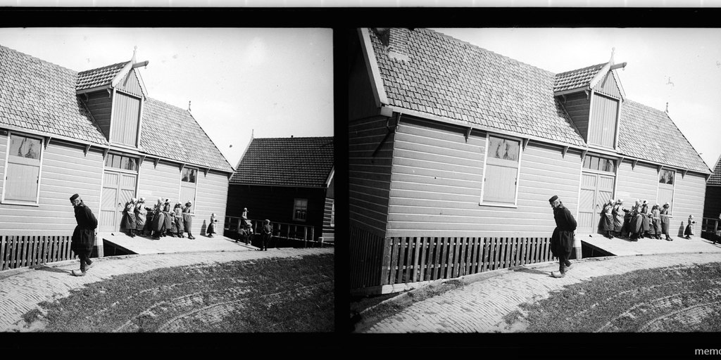 Anciano y grupo de niñas, península de Marken, Holanda, 1909