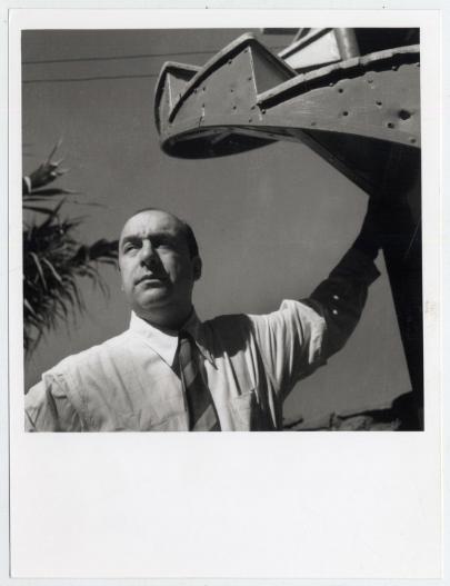 Pablo Neruda por Domingo Ulloa (1954). Archivo Fotográfico de la Biblioteca Nacional. Pablo Neruda por Domingo Ulloa (1954). Archivo Fotográfico de la Biblioteca Nacional.