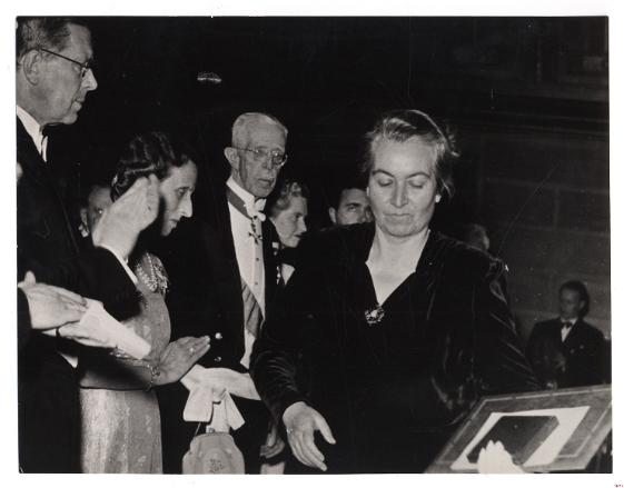 Gabriela Mistral se retira en medio de aplausos, luego de ser distinguida con el Premio Nóbel de Literatura (1945).Biblioteca Nacional de Chile. Gabriela Mistral se retira en medio de aplausos, luego de ser distinguida con el Premio Nóbel de Literatura (1945).Biblioteca Nacional de Chile.