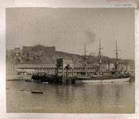 [Vista del muelle fiscal de Valparaíso, con un barco atracado]