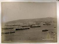 [Vista general del Puerto de Valparaíso, con barcos en el mar]