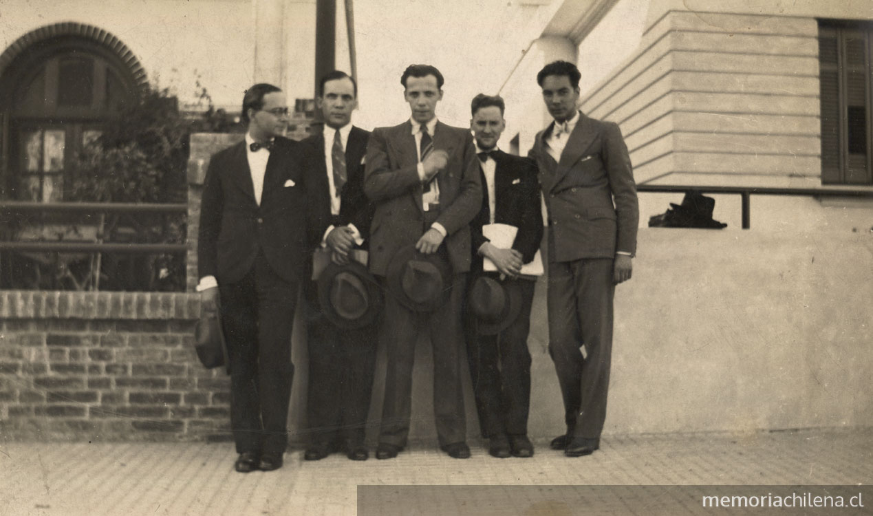 Humberto Díaz Casanueva junto a cuatro hombres, hacia 1947