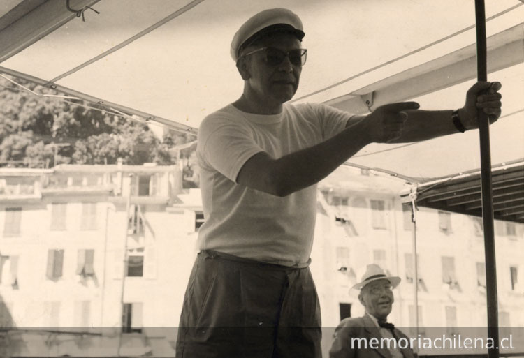 Humberto Díaz Casanueva con gorro marino y lentes de sol, hacia 1980