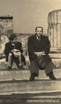 Humberto Díaz Casanueva sentado junto a su hijo Álvaro en Roma, 1951