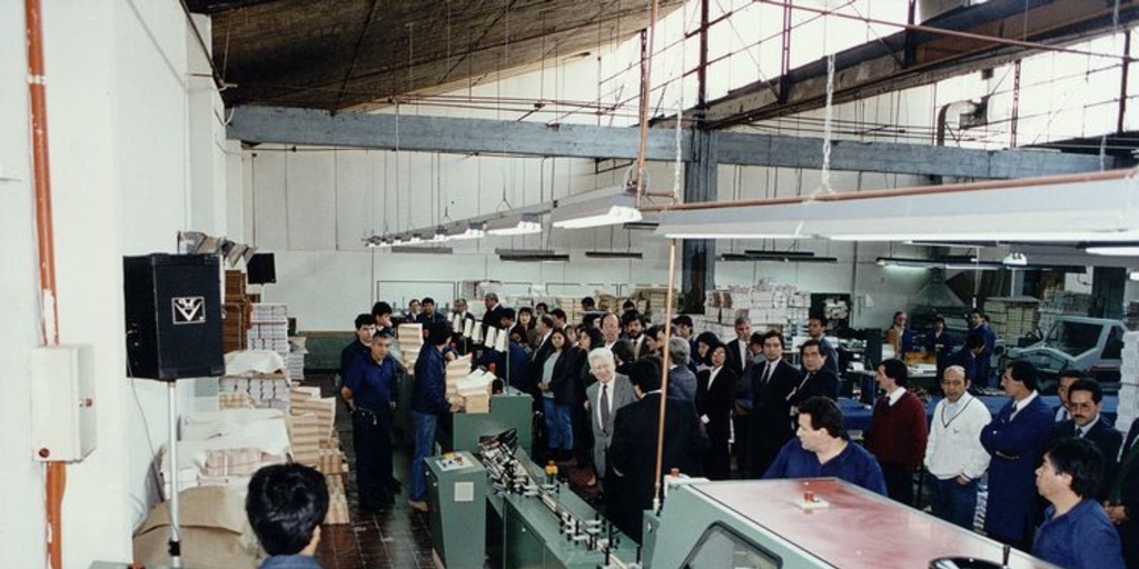 Trabajadores de imprenta Universitaria. Eduardo Castro en el centro