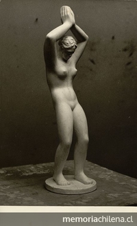 Maqueta: mujer desnuda con brazos extendidos