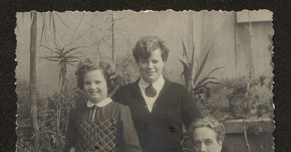 Tótila posando junto a su esposa Ruth Erhmann e hija, 1953