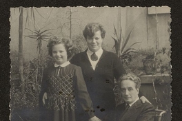 Tótila posando junto a su esposa Ruth Erhmann e hija, 1953