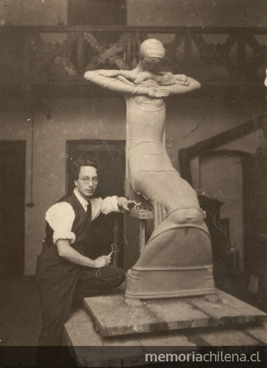 Tótila posa junto a escultura en su taller de Alemania