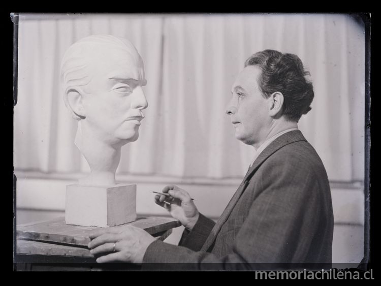 Tótila Albert de perfil trabajando en escultura de Claudio Arrau, hacia 1947