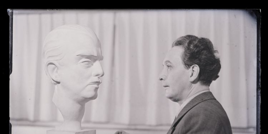 Tótila Albert de perfil trabajando en escultura de Claudio Arrau, hacia 1947