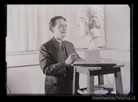 Tótila Albert junto a escultura de Claudio Arrau, hacia 1940