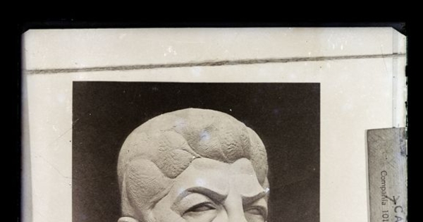 Detalle de escultura de Arthur Holitscher, 1924