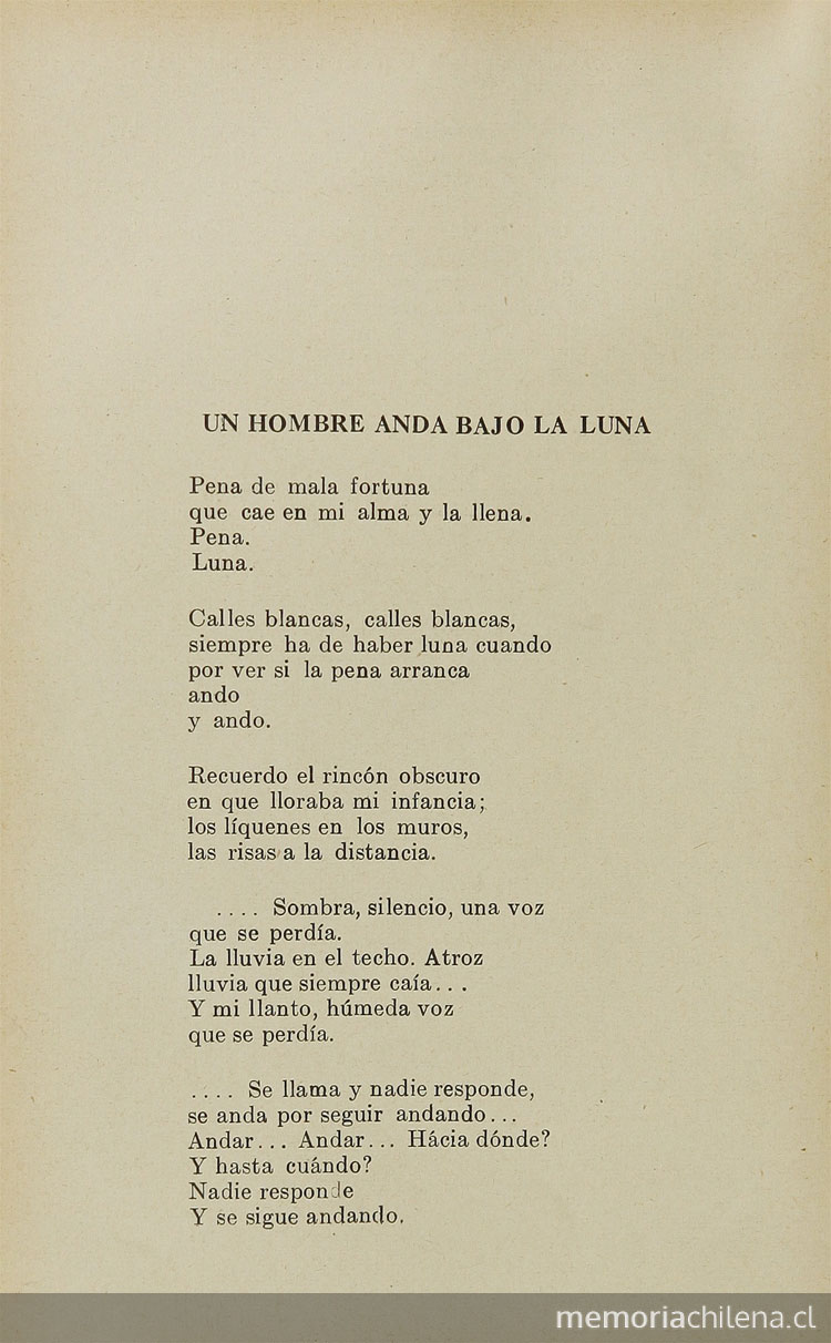 Un hombre anda bajo la luna