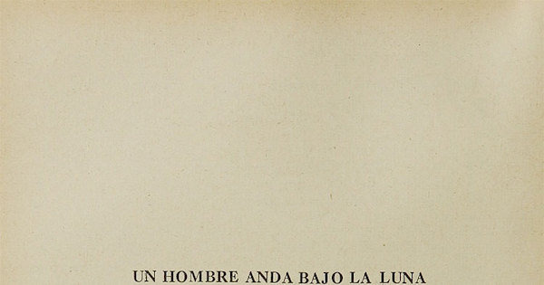Un hombre anda bajo la luna