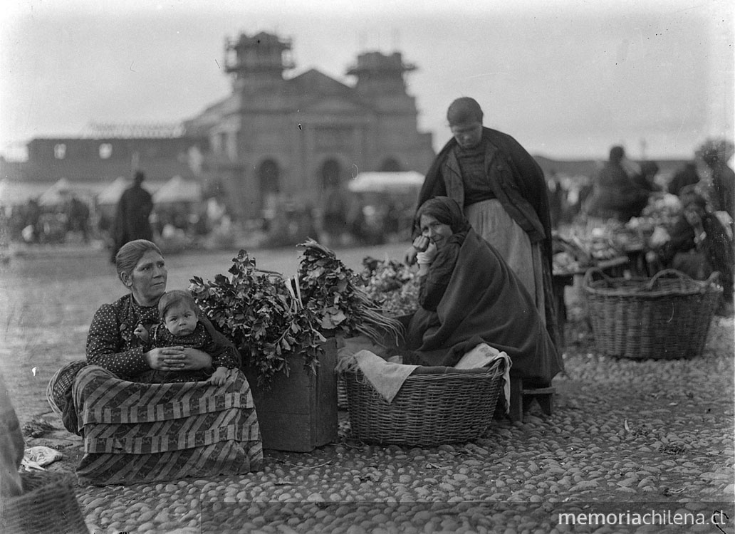 Mujeres feriantes con sus canastos de verduras