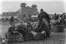 Mujeres feriantes con sus canastos de verduras