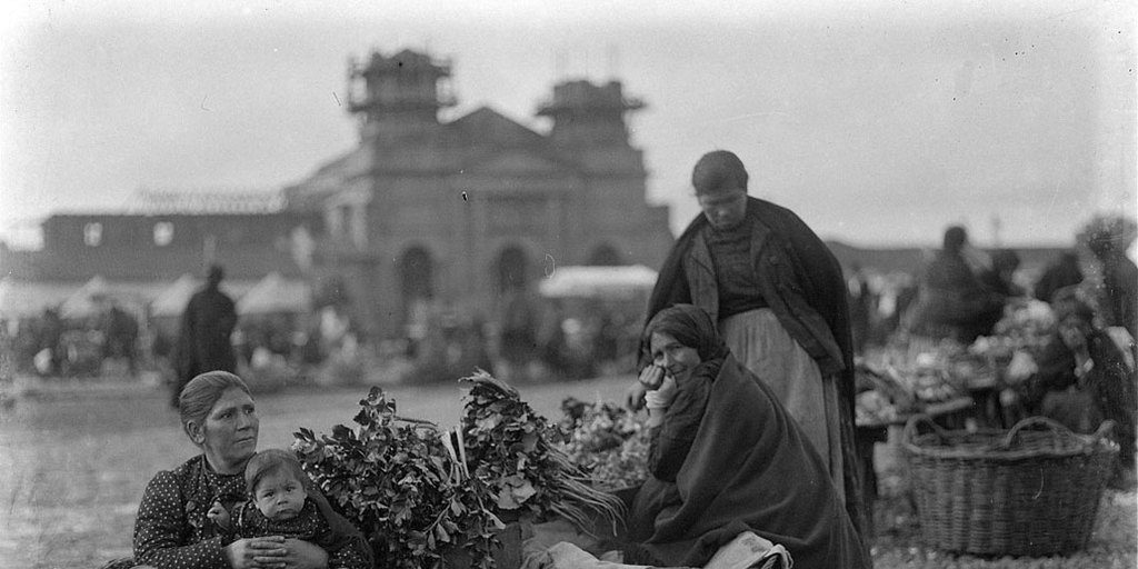 Mujeres feriantes con sus canastos de verduras