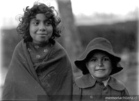 Niña y su (hermano)