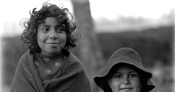 Niña y su (hermano)