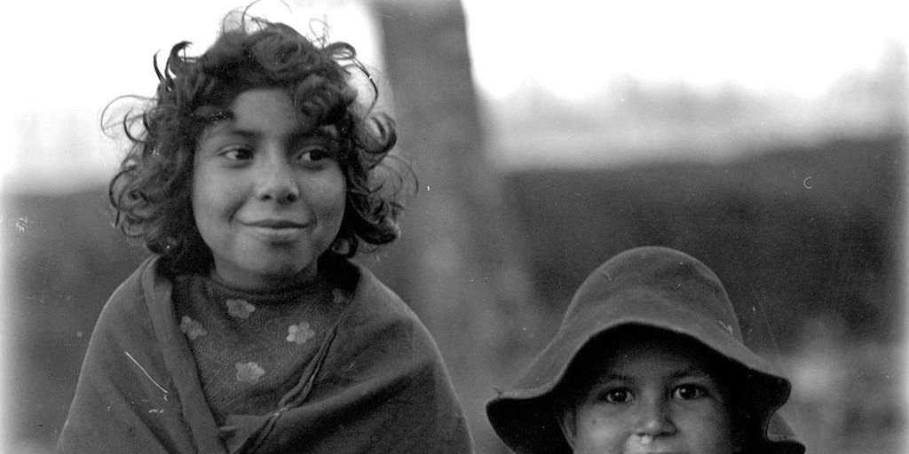 Niña y su (hermano)