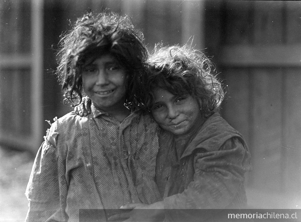 Niños con su cabello suelto y abrazados