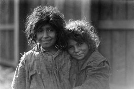 Niños con su cabello suelto y abrazados