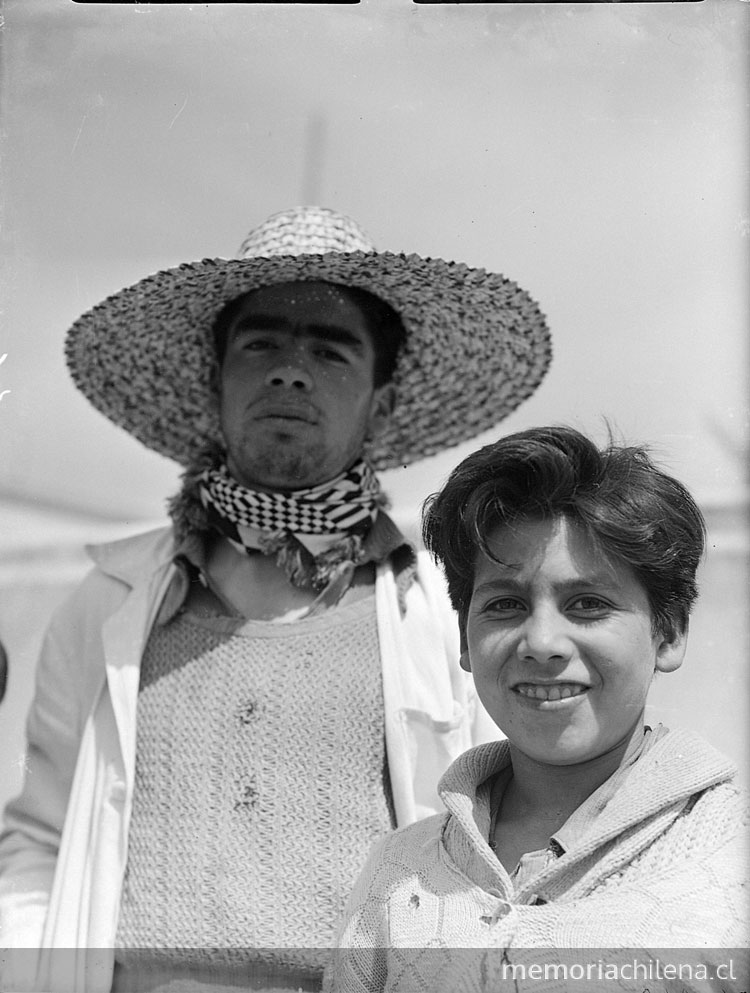 Un joven con sombrero y un niño