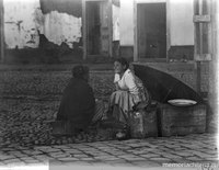 Dos mujeres conversando sobre sus canastos y cajones
