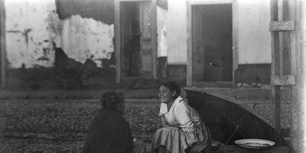 Dos mujeres conversando sobre sus canastos y cajones