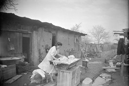 Mujer lavando ropa en una artesa - Memoria Chilena, Biblioteca Nacional de  Chile