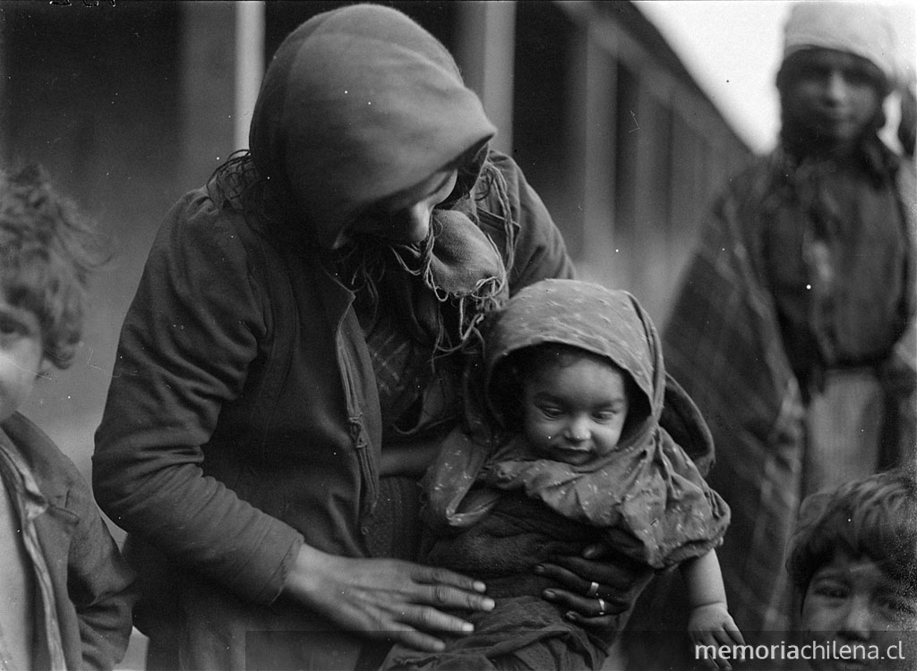 Mujer con sus niños pequeños