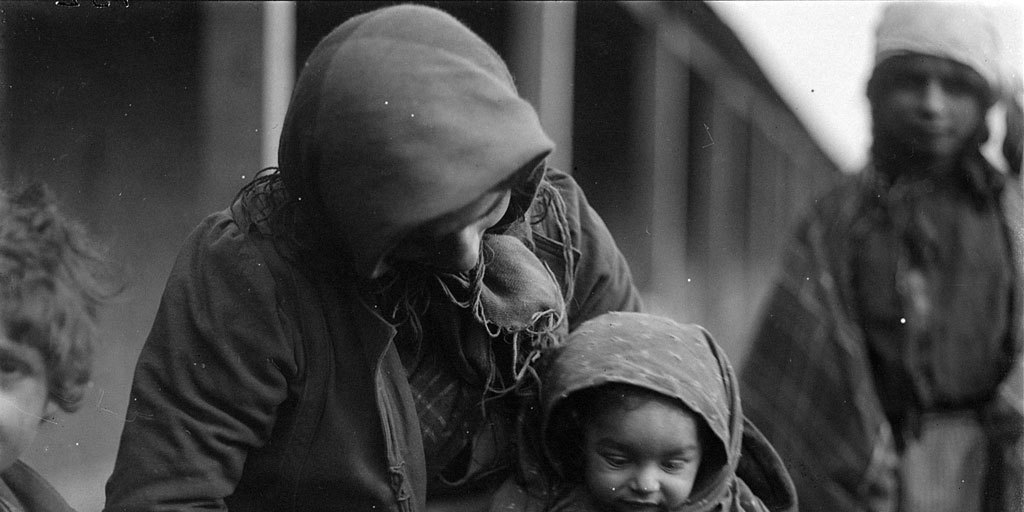 Mujer con sus niños pequeños