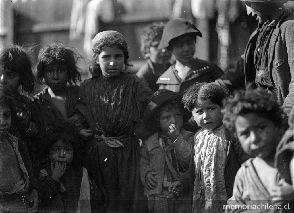 Niños y niñas de distintas edades, incluida una gitana