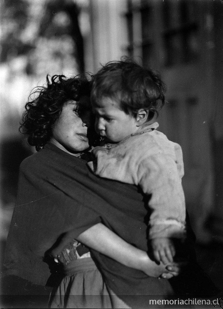 Niña y su (hermano) en brazos