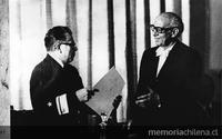 Joaquín Luco recibiendo Premio Nacional de Ciencias de manos del Ministro de Educación, Almirante Arturo Troncoso, 1975