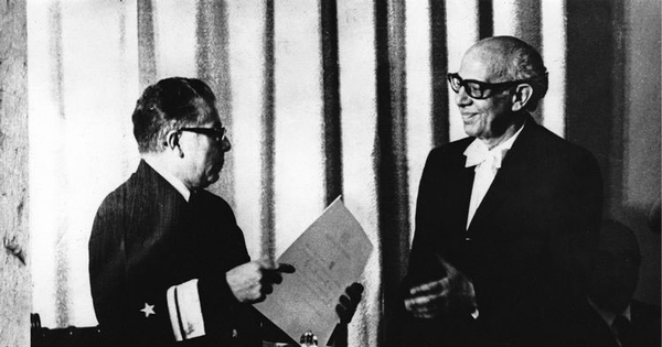 Joaquín Luco recibiendo Premio Nacional de Ciencias de manos del Ministro de Educación, Almirante Arturo Troncoso, 1975