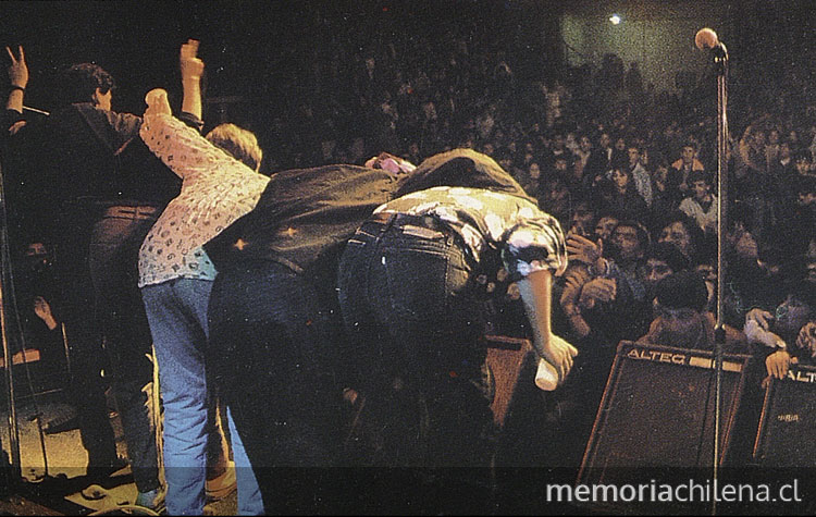 Sexual Democracia saludando al público, 1992